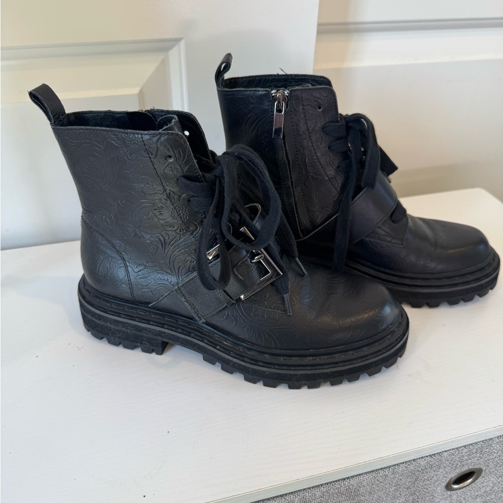 CECELIA NEW YORK Black and Silver Ankle Boots